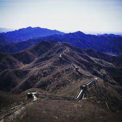 Great wall of china on mountains against sky