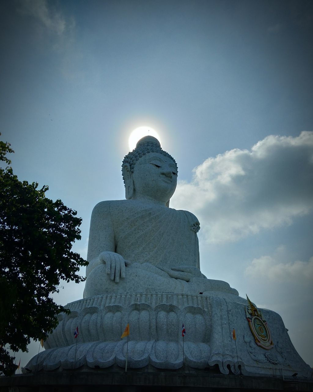 LOW ANGLE VIEW OF STATUES AGAINST SKY