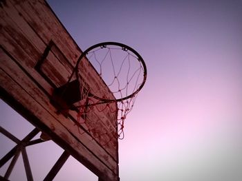I like to play basketball