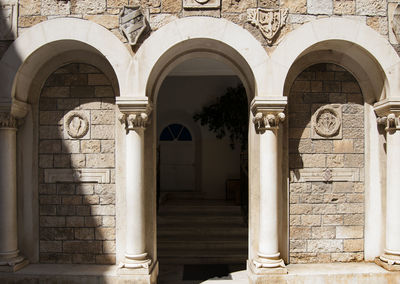 Entrance to building with columns