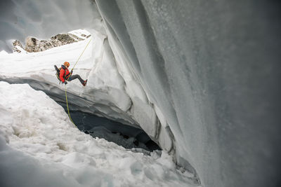 Mountaineer rappels into glacier crevasse to search for lost hikers