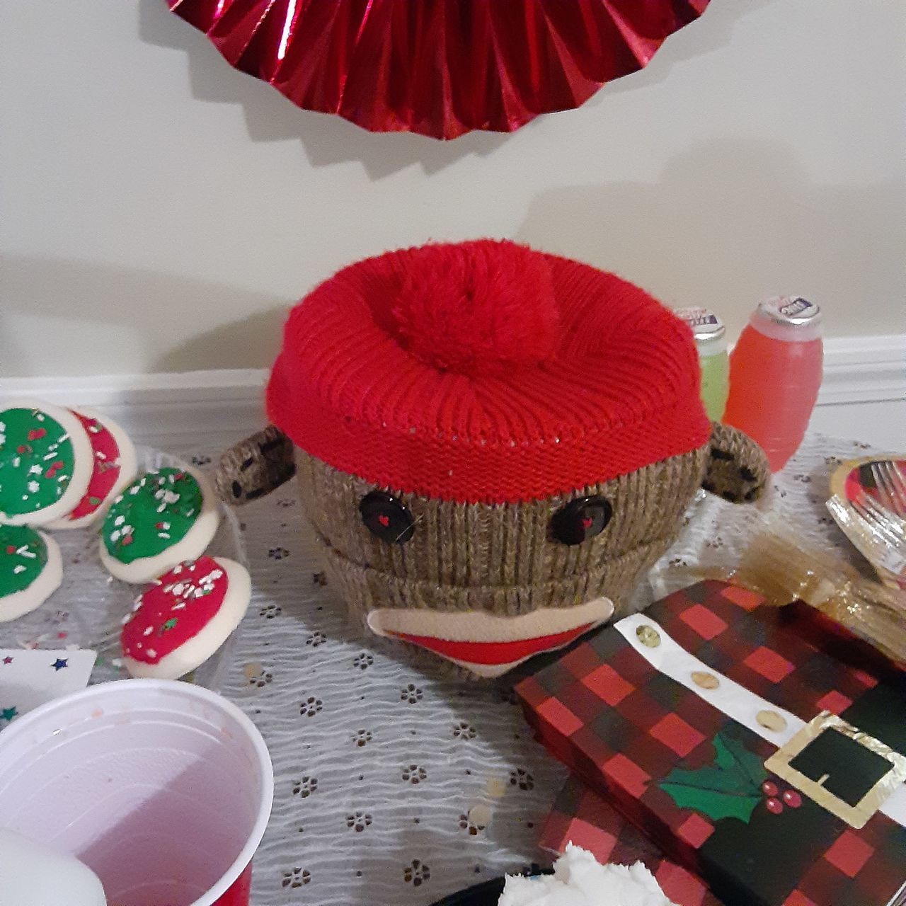 HIGH ANGLE VIEW OF CUPCAKES ON TABLE IN CHRISTMAS