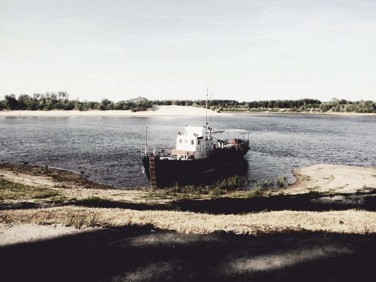 water, nautical vessel, transportation, boat, moored, tranquility, tranquil scene, mode of transport, lake, nature, scenics, sky, beauty in nature, clear sky, river, sea, pier, copy space, tree, day