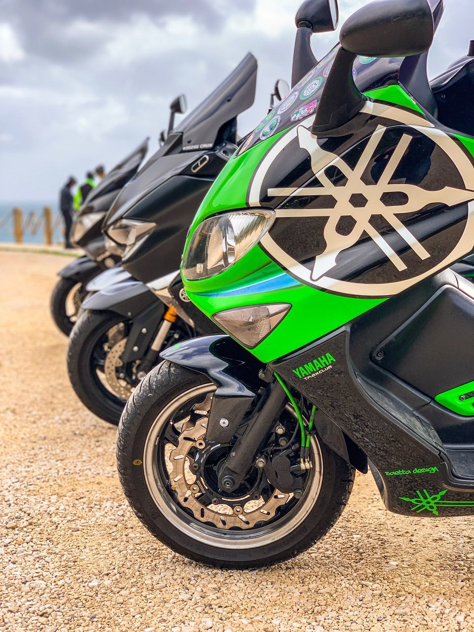 CLOSE-UP OF MOTORCYCLE ON ROAD