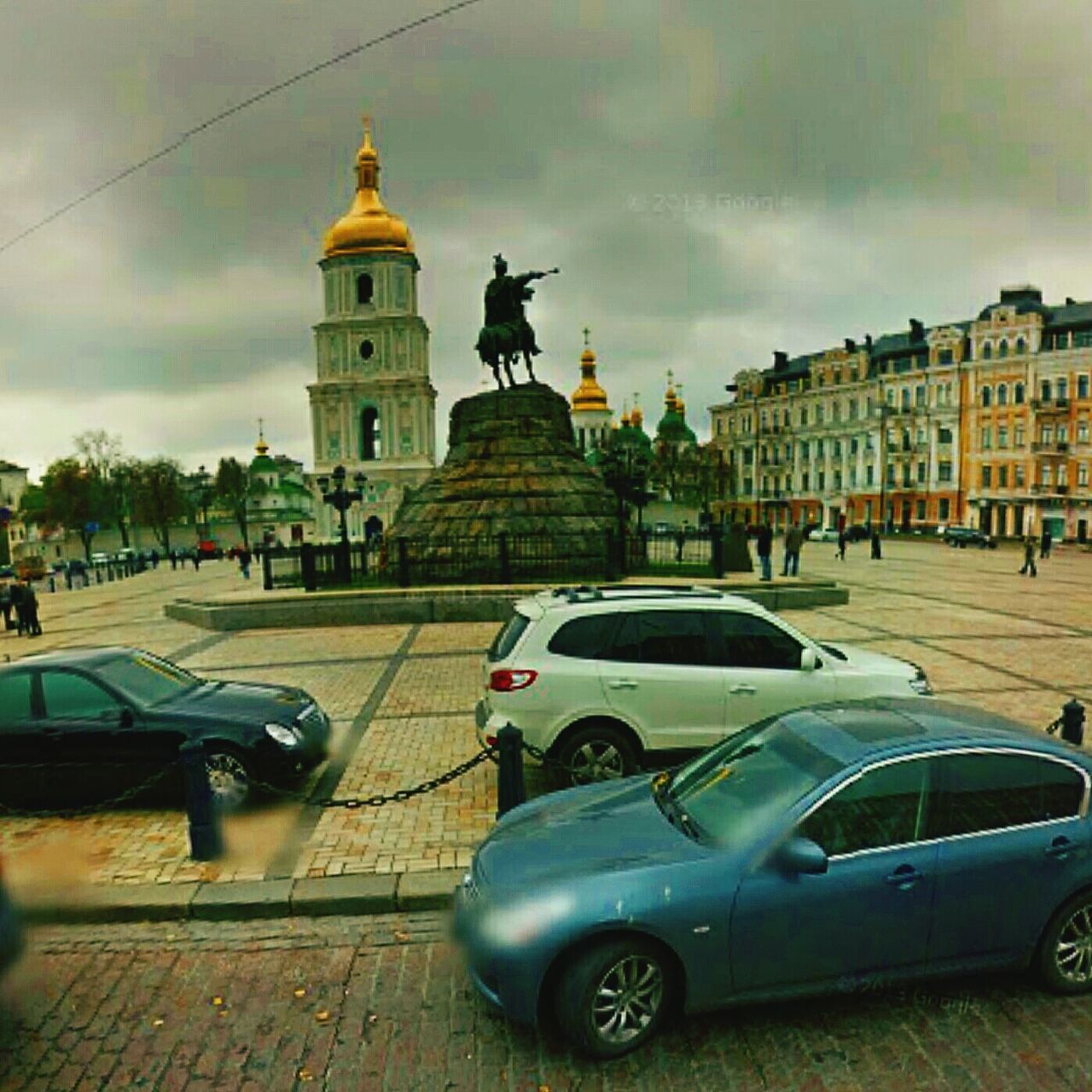 building exterior, architecture, built structure, sky, car, transportation, city, mode of transport, church, land vehicle, dome, religion, travel, travel destinations, cloud - sky, place of worship, famous place, street, cathedral