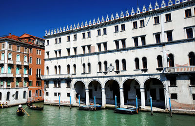 Fondaco dei tedeschi by canal against sky