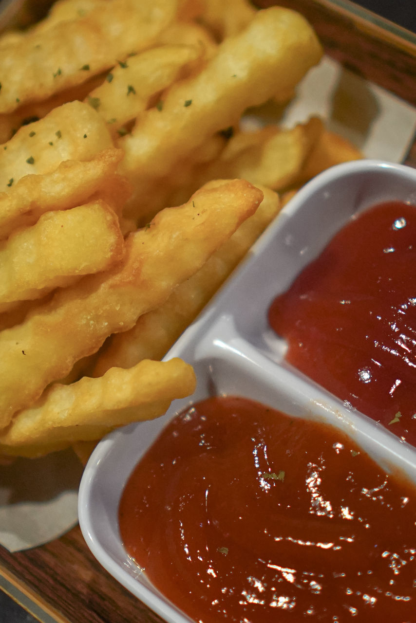 CLOSE-UP OF FOOD IN PLATE