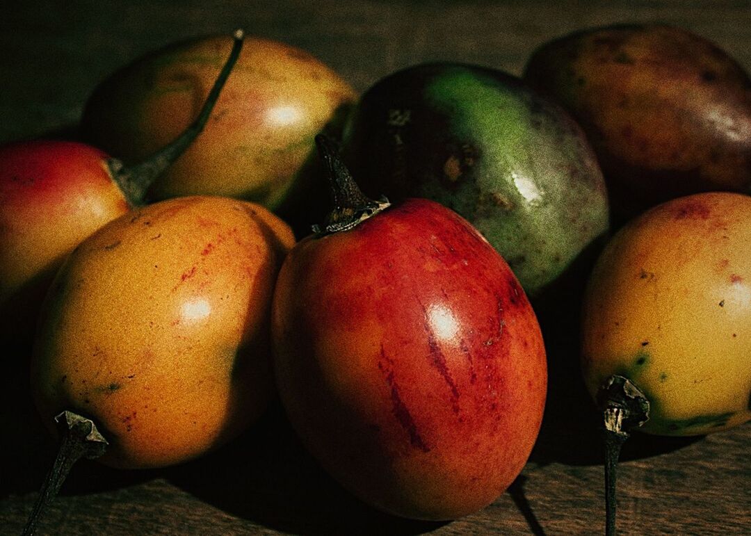 CLOSE-UP OF FRUITS IN TABLE