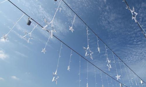 Numerous star-shaped led lights were hung on the wire during the festival.