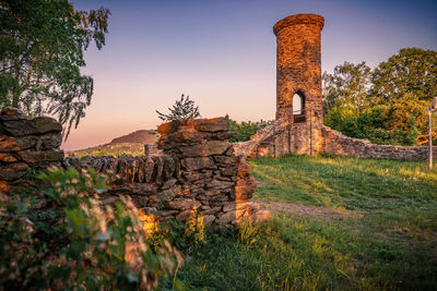 Old ruin building against sky
