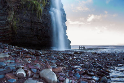 Scenic view of sea waves splashing on rocks