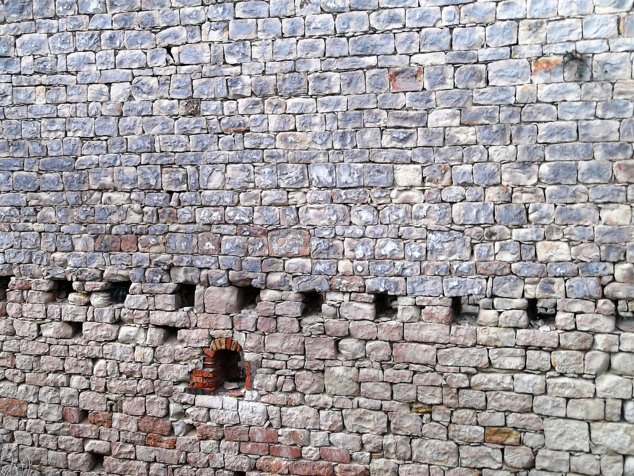 CLOSE-UP OF BRICK WALL