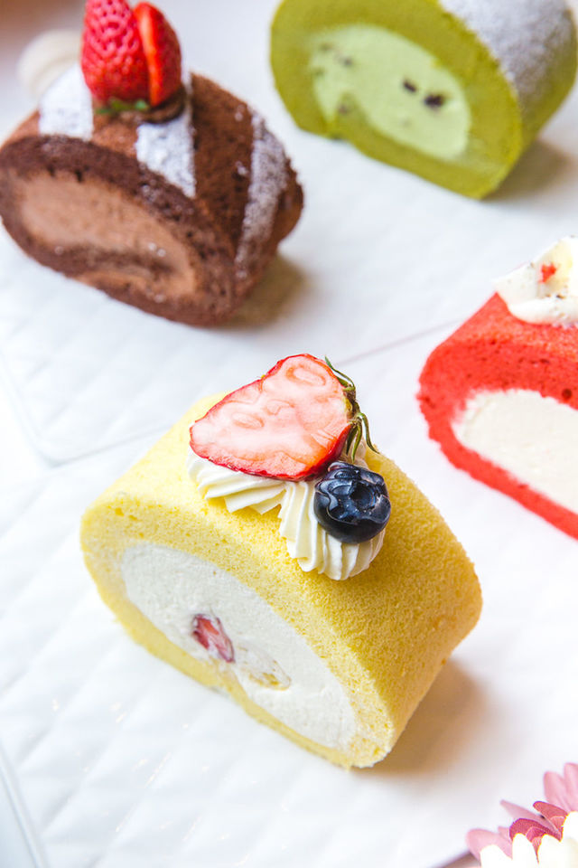 CLOSE-UP OF CAKE SERVED ON PLATE