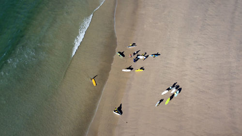 Grupo de surfistas na praia de matosinhos