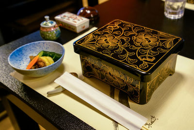 Broiled eel served over rice in a lacquered box