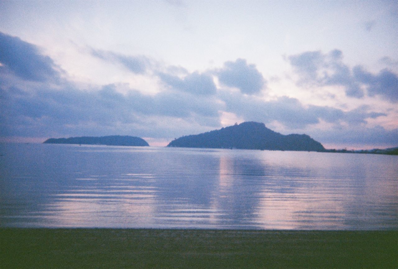 SCENIC VIEW OF SEA AND MOUNTAIN AGAINST SKY