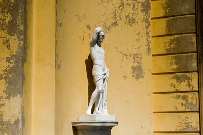 Statue of buddha against wall