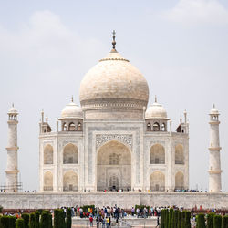 The taj mahal is an ivory-white marble mausoleum on the south bank of the yamuna river in the india