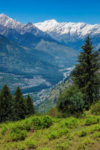 Spring in kullu valley in himalaya mountains. himachal pradesh, india