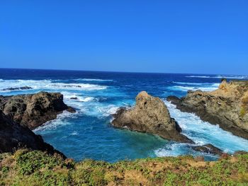 Scenic view of vast ocean from sandstone cliffs.