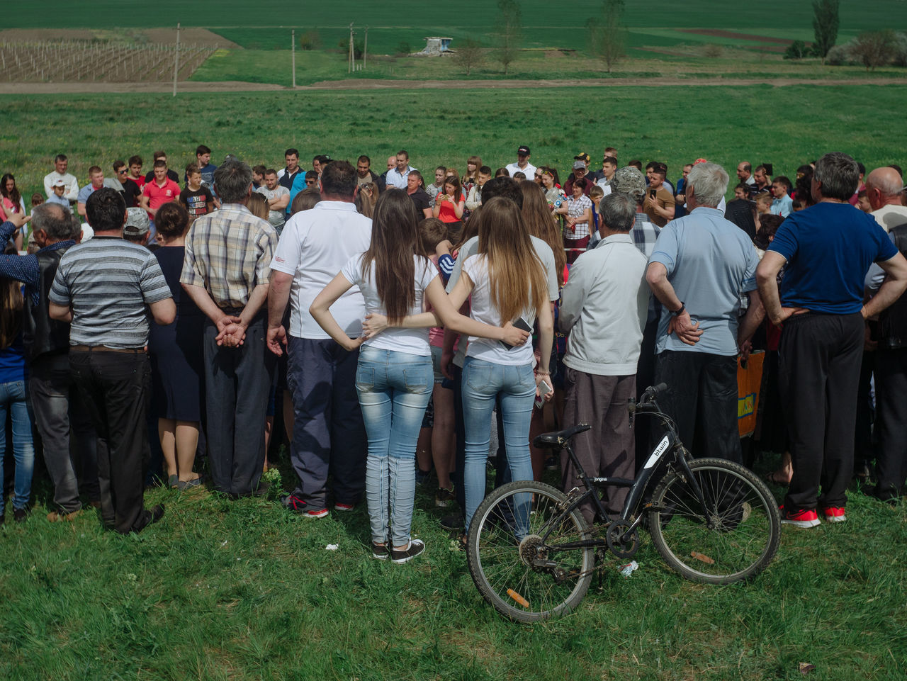 group of people, crowd, large group of people, real people, grass, men, field, land, plant, day, leisure activity, women, nature, lifestyles, bicycle, transportation, casual clothing, spectator, adult, outdoors