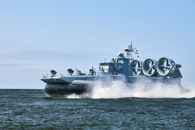 Landing craft air cushion lcac hovercraft landing craft sailing splashing sea water at high speed