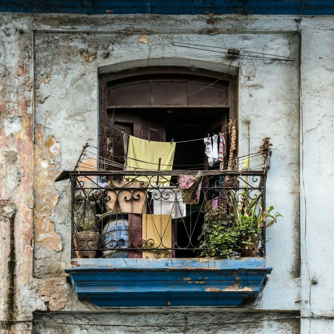 architecture, building exterior, built structure, old, window, abandoned, damaged, obsolete, weathered, run-down, house, deterioration, door, residential structure, building, bad condition, residential building, day, outdoors, closed