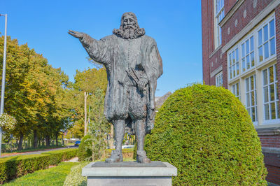 Statue against sky