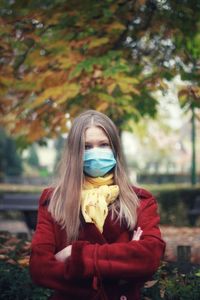 Portrait of young woman in autumn tree