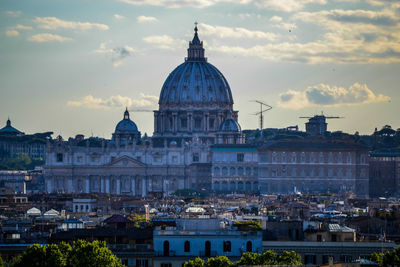 St. peter's basilica in roma view against sky