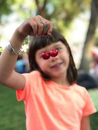 Portrait of smiling woman holding fruit