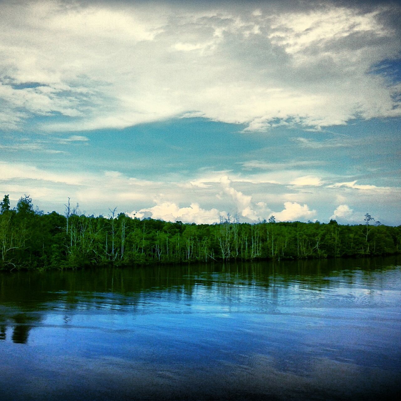 water, sky, lake, tranquil scene, tranquility, waterfront, reflection, scenics, tree, beauty in nature, cloud - sky, nature, cloud, idyllic, cloudy, river, rippled, calm, day, non-urban scene