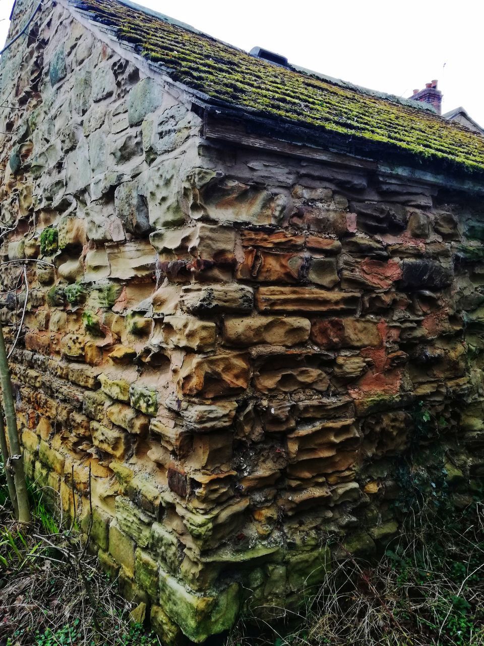 LOW ANGLE VIEW OF WEATHERED WALL OF BUILDING