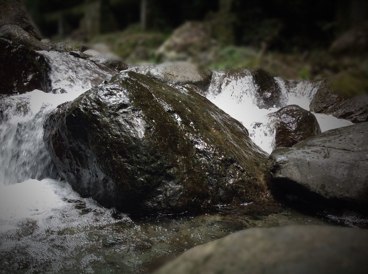 close-up, rock - object, water, selective focus, nature, focus on foreground, flowing water, textured, moss, day, outdoors, no people, flowing, stream, rough, wet, beauty in nature, tranquility, sunlight, surface level