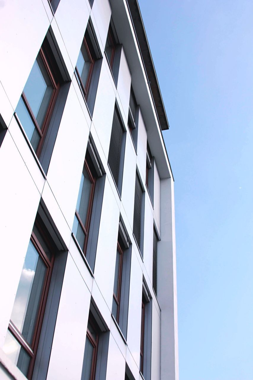 LOW ANGLE VIEW OF BUILDING AGAINST CLEAR SKY