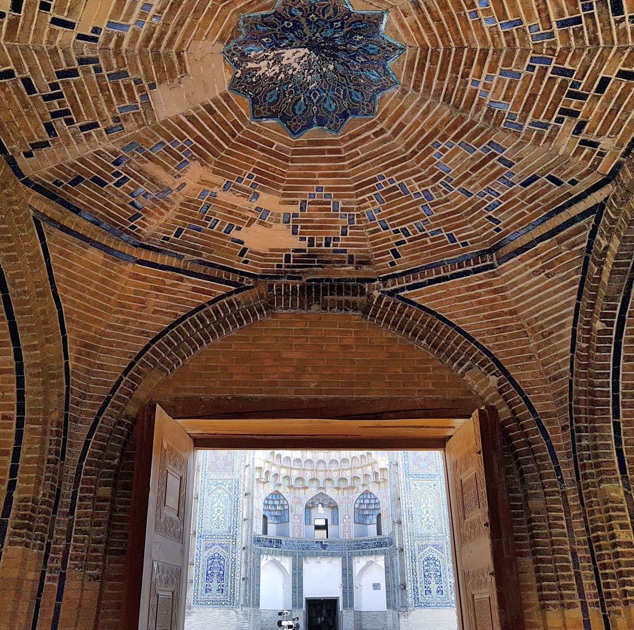 LOW ANGLE VIEW OF ORNATE CEILING IN A BUILDING