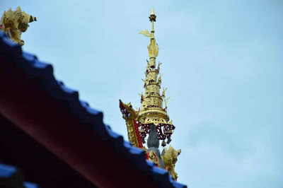 Low angle view of statue of building against sky