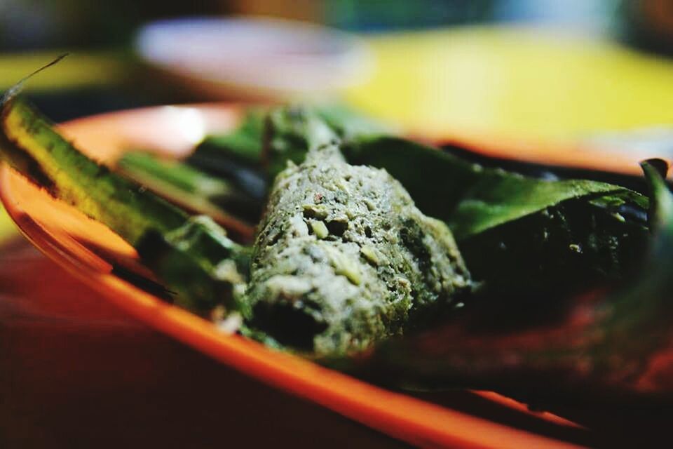 SURFACE LEVEL VIEW OF FOOD ON TRAY