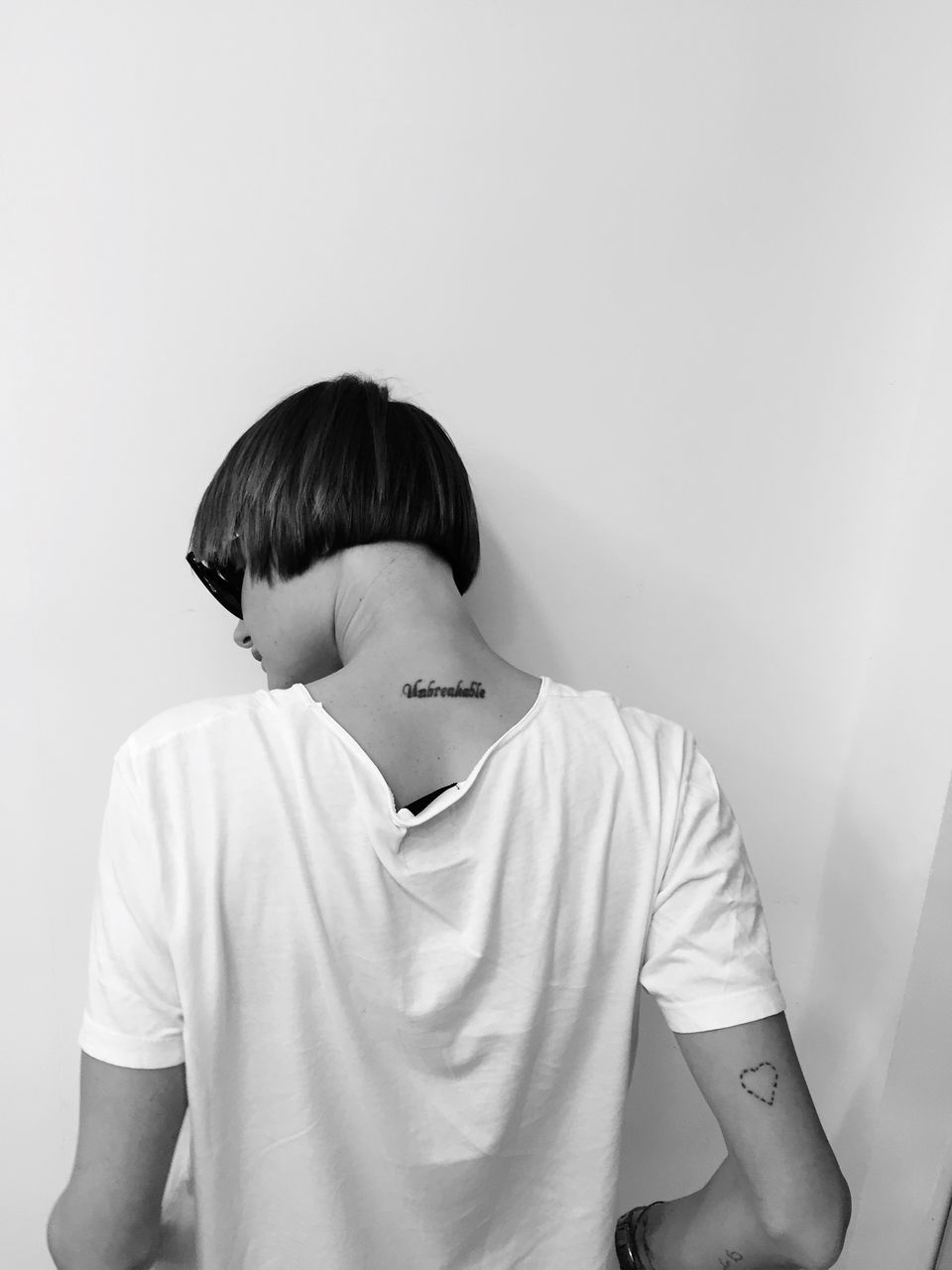 lifestyles, casual clothing, waist up, leisure activity, young adult, person, indoors, headshot, three quarter length, front view, rear view, standing, studio shot, copy space, wall - building feature, young men, relaxation