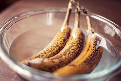 Close-up of bananas in bowl on table