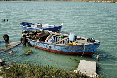 Abandoned boats moored in river