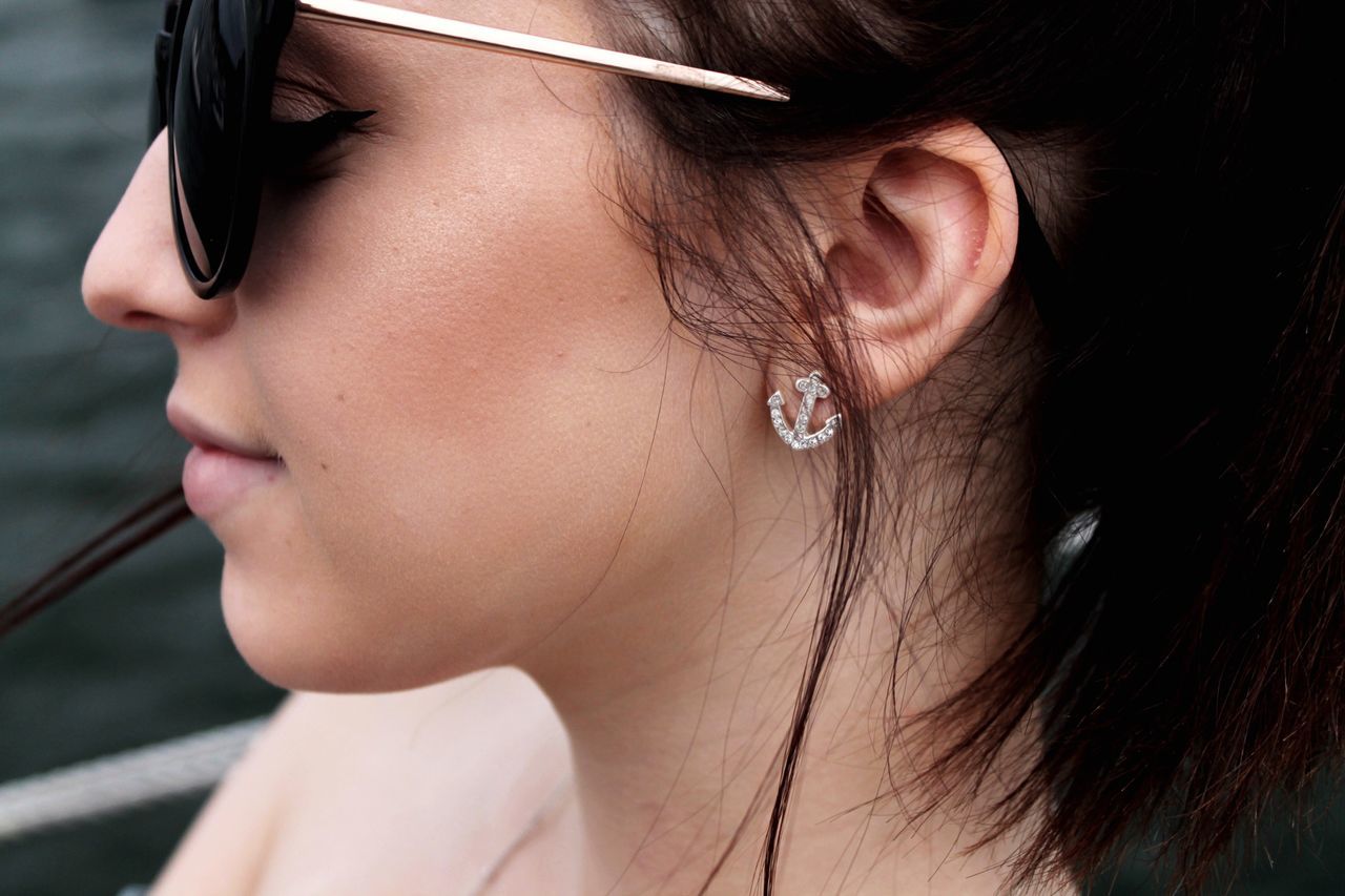 one person, real people, headshot, leisure activity, close-up, lifestyles, portrait, young adult, young women, human body part, women, focus on foreground, hairstyle, hair, body part, looking away, looking, jewelry, human face, beautiful woman, contemplation, profile view