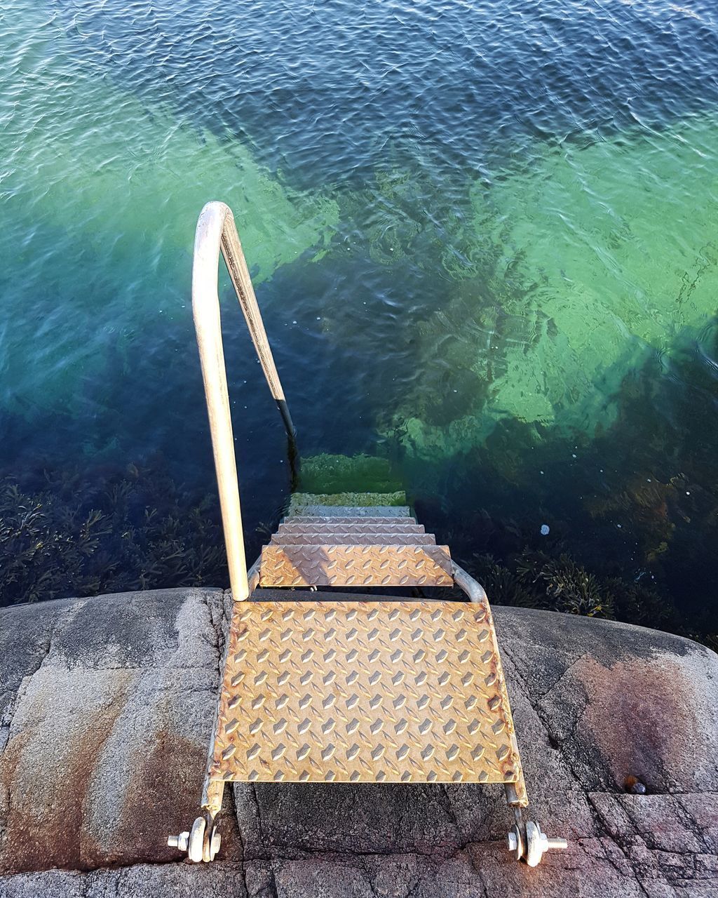 HIGH ANGLE VIEW OF SWIMMING POOL IN LAKE