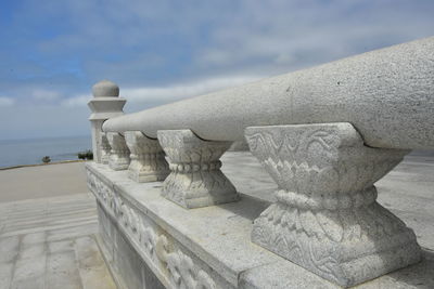 Statue of historical building against cloudy sky