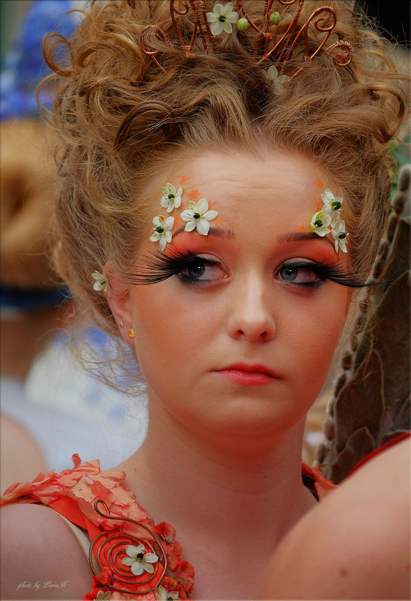 person, headshot, looking at camera, portrait, lifestyles, young adult, leisure activity, young women, close-up, smiling, front view, focus on foreground, human face, happiness, head and shoulders, childhood, girls