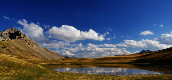 Panoramic view of lake and mountains against sky