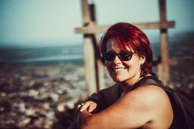 Portrait of smiling young woman wearing sunglasses