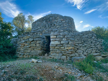 Stone wall against sky