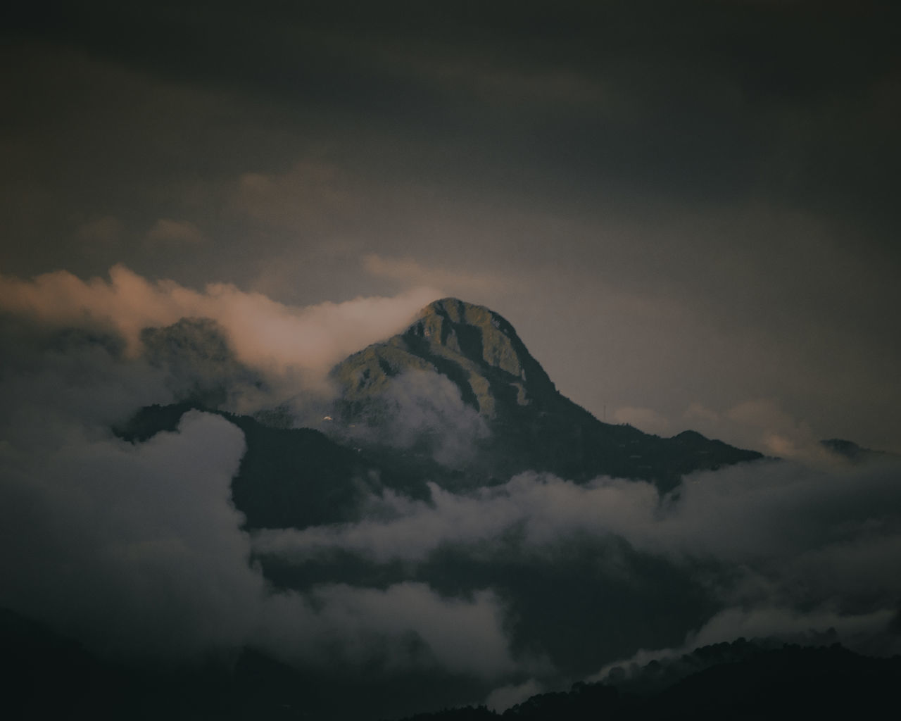 LOW ANGLE VIEW OF MOUNTAINS AGAINST SKY