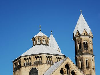 St. apostel kuppel vor strahlend blauem himmel